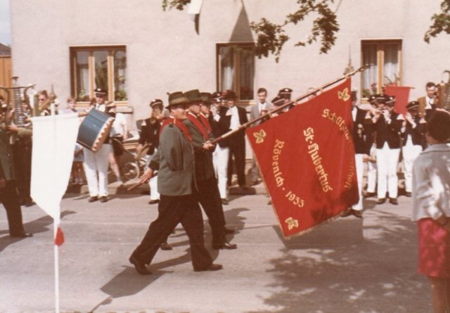 1967 Altschützen beim Vorbeimarsch